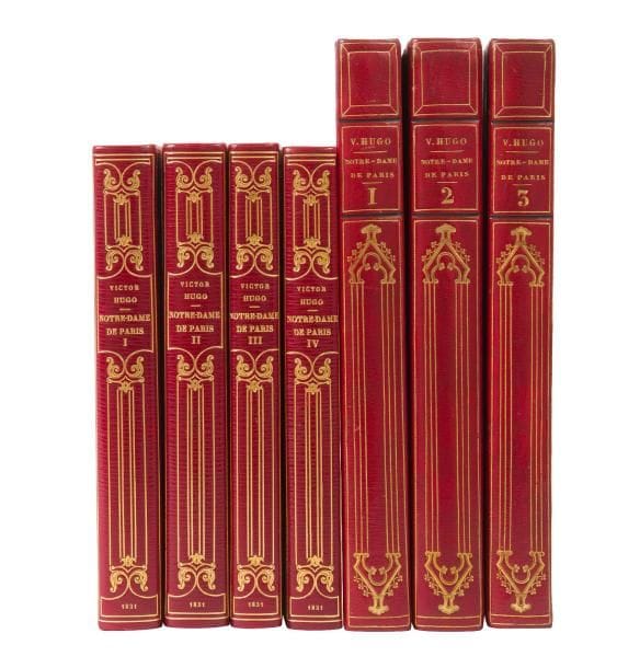 HUGO (Victor).
Notre-Dame de Paris.
Paris : Charles Gosselin, 1831. — 4 volumes in-12, 179 x 107 : (4 ff.), 322 pp., couverture illustrée ; (2 ff.), 338 pp., couverture illustrée ; (2 ff.), 226 pp., couverture illustrée ; (2 ff.), 288 pp., couverture illustrée. Demi-maroquin rouge à coins, filets dorés, dos lisse orné, tête dorée, non rogné, couverture et dos conservés (E. Maylander).

Première édition in-12 parue la même année que l’originale. Elle est très rare.
Elle comprend 4 vignettes de titre et une vignette sur la couverture, gravées sur bois par Porret d’après les dessins de Tony Johannot. Deux des 4 vignettes de titre sont ici en premier tirage.
L’édition parut en 3 tranches portant respectivement la mention de « cinquième », « sixième » et « septième édition. »
Très bel exemplaire relié par Maylander, complet de toutes les couvertures parfaitement conservées. Ces couvertures ainsi que tous les faux titres portent la bonne mention de « cinquième édition. »
La présence des couvertures est très imporante pour les exemplaires de cette édition car elles comportent la fameuse figure de la grimace de Quasimodo qui n’est pas reprise dans l’ouvrage. 
Longue note bibliographique au crayon au verso de la première garde du premier volume.