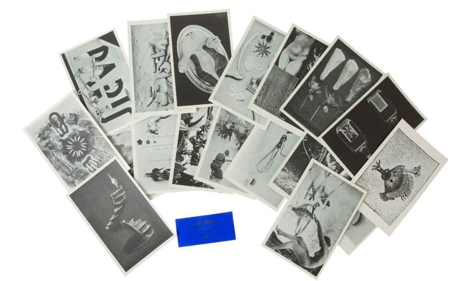 [SURRÉALISME].
La Carte Surréaliste. Première série.
S.l., 1937. — 21 cartes 91 x 141 mm.

Série complète des 21 cartes éditées en 1937 par Georges Hugnet, proposant des compositions en noir de Marcel Duchamp, André Breton, Max Ernst, Paul Éluard, Dora Maar, Joan Miró, Salvador Dali, Hans Bellmer, Man Ray, Yves Tanguy, Oscar Dominguez, Hans Arp, Georges Hugnet, Meret Oppenheim, René Magritte, Jacqueline Breton, Roland Penrose, Marcel Jean, Wolfgang Paalen, Nush Éluard et Pablo Picasso. On trouve au verso le nom de l’artiste et le titre de l’œuvre en anglais et en français.
Exemplaire sur papier Bristol légèrement bleuté complet de l’étiquette bleue portant le titre. Sans l’enveloppe.