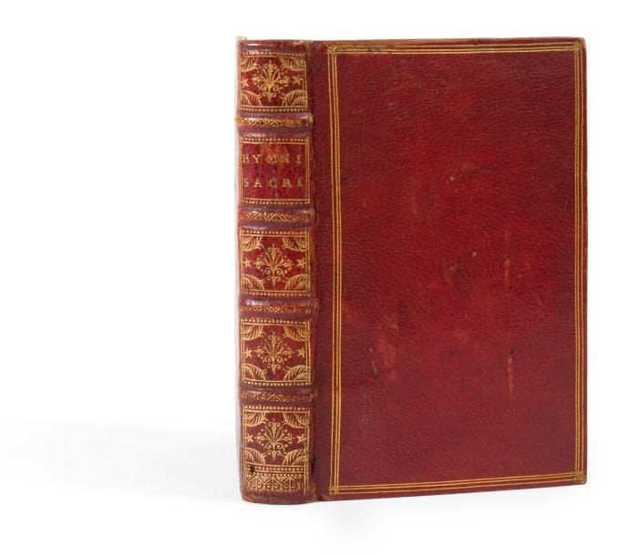 SANTEUL (Jean-Baptiste).
Hymni sacri et novi.
Paris : Denis Thierry, 1689. — In-16, 127 x 81 : (8 ff.), 250 pp. ch. 248, (9 ff.). Maroquin rouge, triple filet doré en encadrement sur les plats, dos à nerfs orné, roulette dorée intérieure, tranches dorées sur marbrure (reliure de l’époque).

Seconde édition, dédiée au cardinal de Bouillon, abbé de Cluny, des hymnes du célèbre poète latin, chanoine de l’abbaye de Saint-Victor, Jean-Baptiste Santeul (1630-1697). Ces hymnes étaient destinés principalement au diocèse de Paris et à l’ordre de Cluny. Le recueil est suivi des vers en l’honneur de B. Thomas de Saint-Victor et d’une élégie de Claude Santeul, frère de l’auteur. L’ouvrage s’achève enfin par douze pages de musique.

Très bel exemplaire réglé, en maroquin rouge de l’époque très bien conservé malgré deux petits trous de ver à un mors et au dernier caisson et un petit coup au second plat. Frottements sur le bord du premier nerf.
