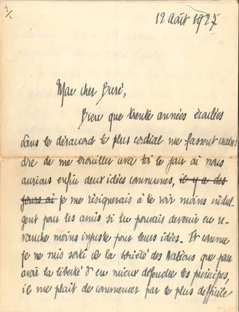 Henry de JOUVENEL (1876-1935) homme politique et journaliste, second mari de Colette. L.A.S., 12 août 1927, au journaliste Émile Buré ; 5 pages in-4.
   Au sujet de la Société des Nations : « Je ne vois le salut qu’en elle. Je crois qu’à son sort est lié celui de la France, que notre prestige national décline ou grandit avec le sien, qu’elle seule peut apporter aux petites nations dont la cause fût toujours liée à la nôtre le moyen d’expression et l’instrument de défense commune qui leur a manqué pendant toute l’histoire ». Cette coalition n’est-elle pas le meilleur moyen de prévenir la guerre ? Mais il faut éviter « les fissures dans ce front commun de la paix que notre effort doit tendre à organiser et qui n’est déjà pas trop large, puisque les États-Unis et la Russie ne font pas partie de la S.D.N. ». Pour lui, « la Société des Nations représente la méthode de la paix. Cette méthode, notre pays doit s’en constituer le défenseur parce que ses traditions, ses intérêts, les responsabilités que lui a créées la victoire vouent la France à la grande tâche d’organiser l’Europe »… On joint un article dactylographié signé d’Émile Buré, en réponse à la lettre de Jouvenel.
