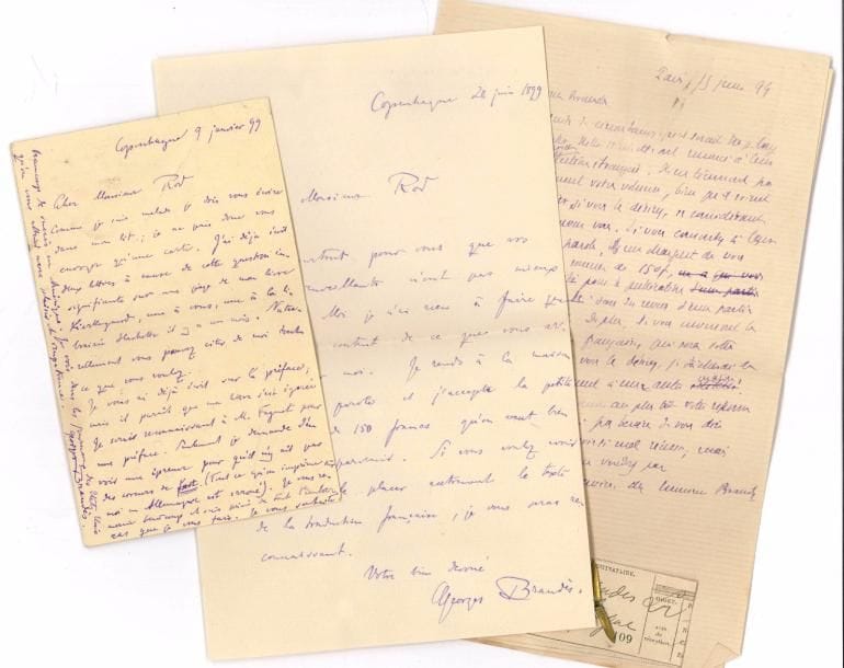 Georg BRANDES (1842-1927) écrivain et critique danois. 2 L.A.S., Copenhague janvier-juin 1899, à Édouard Rod ; 1 page in-12 avec adresse au dos, et 1 page in-18.
   Projet de publication en France de son Kierkegaard. 9 janvier. Il a déjà écrit à la librairie Hachette « à cause de cette question insignifiante sur une page de mon livre Kierkegaard […] Naturellement vous pouvez citer de moi tout ce que vous voulez. Je vous ai déjà écrit sur la préface […] seulement je demande d’en voir une épreuve pour qu’il n’y ait pas des erreurs de fait (tout ce qu’on a imprimé sur moi en Allemagne est erroné) ». Il lui souhaite « beaucoup de succès en Amérique. Je vois dans les journaux des États-Unis qu’on vous attend avec plaisir et impatience »… 24 juin. « Je déplore surtout pour vous que vos efforts bienveillants n’ont pas abouti. Moi je n’ai rien à faire que me déclarer content de ce que vous arrangez pour moi. Je rends à la maison Hachette sa parole et j’accepte les 150 francs qu’on veut bien me faire parvenir ». Il serait reconnaissant à Rod d’essayer de placer ailleurs « le texte de la traduction française »… On joint une minute autographe d’Édouard Rod, Paris 15 juin 1899, à Brandès, lui annonçant que Hachette a renoncé à son projet de « nouvelle collection étrangère » et à publier son volume, en proposant la somme de 150 F « pour la publication dans des revues d’une partie du volume projeté »…
