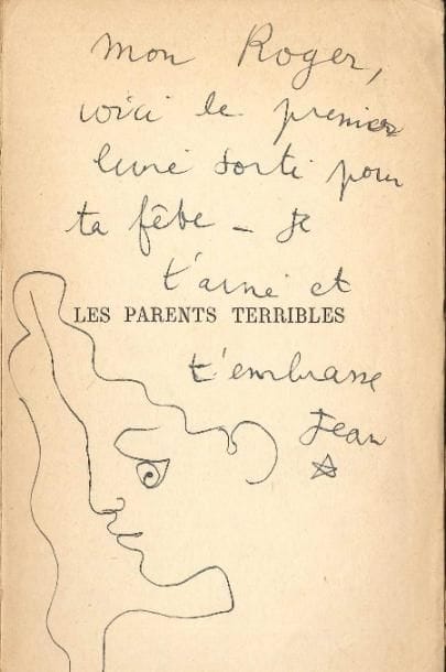 Jean COCTEAU (1889-1963). P.A.S. avec dessin à la plume, sur le faux-titre de la pièce Les Parents terribles (Gallimard, 1938) ; in-12, ex. débroché et usagé, la couv. inf. manque.
   Dédicace ornée d’un profil à la plume : « Mon Roger, voici le premier livre sorti pour ta fête. Je t’aime et t’embrasse Jean ».
