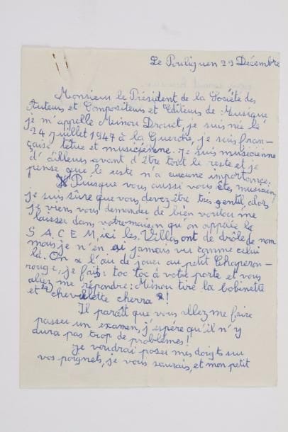 Minou DROUET (née en 1947) poétesse prodige. L.A.S., Le Pouliguen 29 décembre [1955], à Albert Willemetz, président de la SACEM ; 1 page et quart in-8.
   Rare lettre à l’âge de huit ans pour son admission à la SACEM. [Elle réussira l’examen d’admission en février 1956, malgré une polémique au sujet de la paternité de ses poèmes.] « Je m’appelle Minou Drouet, je suis née le 24 juillet 1947 à la Guerche, je suis française, têtue et musicienne. Je suis musicienne d’ailleurs avant d’être tout le reste et je pense que le reste n’a aucune importance. Puisque vous aussi vous êtes musicien, je suis sûre que vous devez être très gentil, alors je viens vous demander de bien vouloir me laisser dans votre maison qu’on appelle la SACEM […] On a l’air de jouer au petit Chaperon-rouge, je fais toc toc à votre porte et vous allez me répondre Minou tire la bobinette et la chevillette cherra ! Il paraît que vous allez me faire passer un examen, j’espère qu’il n’y aura pas trop de problèmes ! »… 
