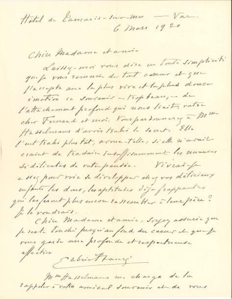 Gabriel FAURÉ. 14 L.A.S., 1915-1923, à Mme Fernand Halphen ; 16 pages formats divers, un en-tête Conservatoire national de musique et de déclamation, la plupart avec adresse ou enveloppe.
  Correspondance avec l’épouse, puis la veuve (1917) de son élève et ami Fernand Halphen, née Alice Koenigswarter, fondatrice en 1926 de la Fondation qui porte son nom, œuvre d’encouragement aux élèves de composition du Conservatoire.
  [20 janvier 1915]. Il regrette de n’être pas libre pour « aller embrasser votre cher mari. J’espère qu’il va rester plusieurs jours à Paris […] J’aurais tant de plaisir à le revoir »... Tamaris-sur-Mer 6 mars 1920. Il la remercie et « accepte avec la plus vive et la plus douce émotion ce souvenir – trop beau, – de l’attachement profond qui nous liait, votre cher Fernand et moi. […] Vivrai-je assez pour voir se développer chez vos délicieux enfants les dons, les aptitudes déjà frappantes qui les feront plus encore ressembler à leur père ? »... Veyrier-du-Lac 22 juillet 1920. « Je suis installé ici très agréablement sur les bords du lac d’Annecy et je me suis remis au travail, c’est le meilleur moyen d’oublier les lourdes journées des concours, si chaudes, si fatigantes ! »... Paris 3 juin 1921. « Certes, j’aurais été heureux de vous faire entendre cette récente composition » [son Quintette avec piano n° 2]... 27 novembre 1921 : « J’ai vu Krettly qui sera très heureux de jouer chez vous avec ses partenaires mon 2d quintette et mon 2e quatuor »… Nice 25 janvier 1922. Le Quintette, qui sera exécuté chez elle au Cap-Martin le 8 février, le sera la veille à Nice, chez les Grémy, qui seraient heureux de la recevoir. Sa santé n’est pas brillante : « Par surcroît je n’ai pas de piano sur lequel je puisse travailler à l’hôtel mon très difficile second Quatuor que je n’ai pas joué depuis si longtemps », et il se fera peut-être remplacer par Mme Hasselmans « qui le joue très bien »… Il n’a pu assister au second concert de Cortot : « Je sais qu’il y a trio