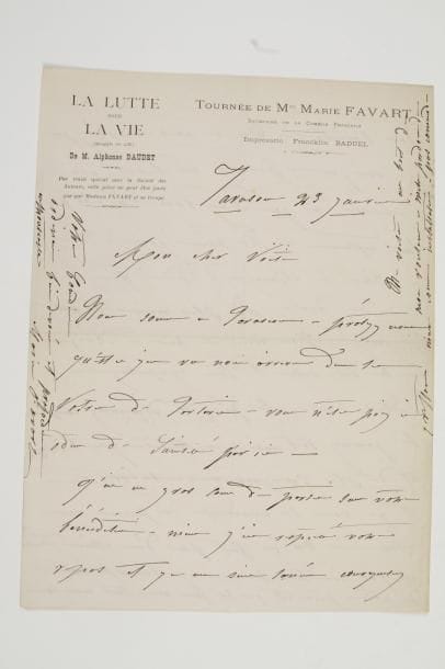 Marie FAVART (1833-1908) actrice, sociétaire de la Comédie-Française. 4 L.A.S., [1890 et s.d.] ; 9 pages formats divers, 3 à son chiffre. 
  À une Princesse : « L’Impératrice assiste ce soir à la représentation, impossible d’avoir une loge »… Elle lui donnera des nouvelles de Laure et Pétrarque… Tarascon 23 janvier [1890], pendant sa tournée de La Lutte pour la vie d’Alphonse Daudet (en-tête de La Lutte pour la vie de M. Alphonse Daudet, Tournée de Mme Marie Favart), [à Alphonse Daudet] : « Mon cher Voisin, nous sommes à Tarascon, protégez-nous, qu’est ce qui va nous arriver dans la Patrie de Tartarin – vous n’êtes pas en odeur de sainteté par ici. […] Le plus mauvais est passé je crois. Nous avons eu hier à Avignon une très belle salle et très sympathique »… Toulouse, 11 août : « On me gâte beaucoup, mais rien ne peut entrer en lutte avec ma chère Comédie F. et mes chers amis »… Plus une carte de visite autographe et une coupure de presse.
  On joint une L.A.S. de Madeleine BROHAN, [début 1875], à l’acteur Delaunay (4 pages in-8) : elle s’ennuie au Théâtre Français et évoque sa rivalité avec Mademoiselle Plessy ; elle envisage de démissionner…