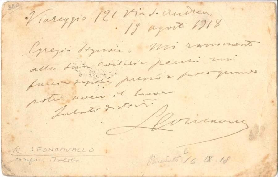 Ruggiero LEONCAVALLO (1858-1919). L.A.S., Viareggio 19 août 1918, au soldat Giuseppe Prodomo, à Massa ; carte postale oblong in-12, adresse au verso (un peu défraîchie) ; en italien.
  Il se rappelle à sa gentillesse pour finir un travail.
  On joint une L.A.S. de Francesco Santoliquido à une dame, Hammamet (Tunisie) 17 février 1924.