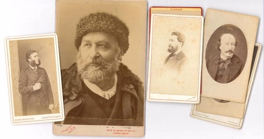 Famille RECLUS. 38 photographies ; une 16,5 x 11 cm, les autres format carte de visite.
  Photographies provenant de la maison Reclus à Domme en Dordogne.
  Belle photographie d’Élisée Reclus avec une toque de fourrure, en format cabinet par Nadar.
  La plupart des photographies concernent des communards exilés et leur famille, ainsi que des membres de la famille Reclus : Mme Bessard (Moscou), Mme Cassal (Londres 1873), G. Casse, Victoire Champseix (André Léo), Fegaudié, Mme Herzen (Londres), Olga Herzen (future Mme Monod, 1868), Édouard et Adèle Huet, Leblanc, Eugène Noël, Perrier (dédicacée au dos à Élisée Reclus en « souvenir d’exil », Genève 1875), Powell, Aristide Rey, B. Sachs, Alfred Talandier, etc.