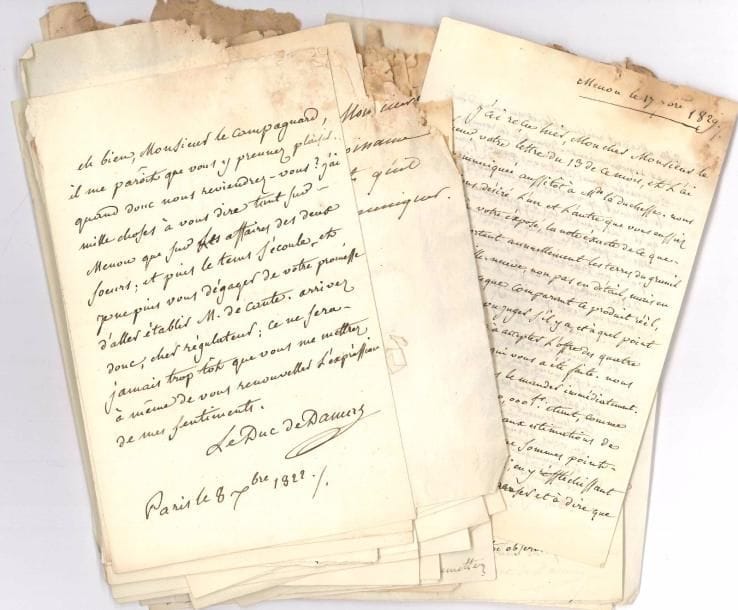 Famille de DAMAS-CRUX. Environ 100 lettres, la plupart L.A.S., 1810-1830, à l’avocat Jean-Baptiste Lesueur (fortes mouillures avec des manques dans le haut de certaines lettres).
  Correspondance d’affaires avec Jean-Baptiste Lesueur, avocat et agent d’affaires : transferts de fonds, successions, démarches auprès du ministre des Finances, instructions diverses, etc.
  Étienne-Charles de Damas de Crux, duc de Damas-Crux (1751-1846), émigré, lieutenant général, pair de France (68, 1822-1830). Anne-Félicité-Simonne de Sérent, duchesse de Damas, sa femme (3, 1826-1830). François de Damas de Crux, abbé, frère aîné du duc (11, 1810-1819). Augustine Damas de Crux, sœur du duc, religieuse à la Visitation de Sainte-Marie (14, 1811-1818). Alexandre comte de Damas, émigré, lieutenant général, parent du duc et successeur désigné à sa pairie (1, 1827). Élisabeth-Charlotte de Damas-Crux, marquise de Biron, nièce du duc (2, 1812). Raymond-Jacques-Marie, duc de Narbonne-Pelet, ambassadeur, ministre d’État, pair de France, beau-frère de la duchesse de Damas-Crux (3, 1827 et s.d.). Plus une l.a.s. (minute) de Lesueur au duc de Damas-Crux, et qqs lettres de tiers au nom des Damas-Crux.