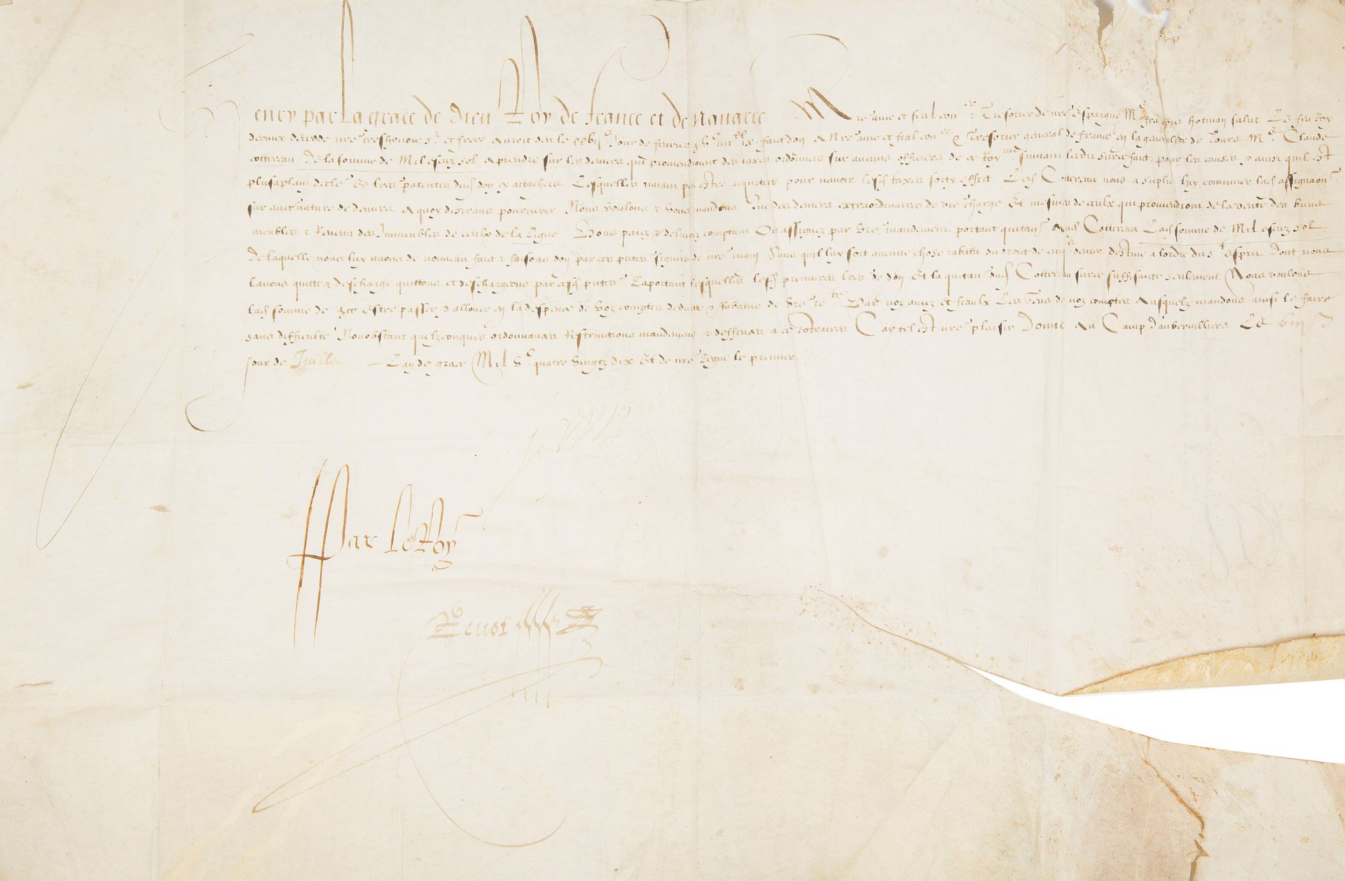 HENRI IV (1553-1610) Roi de France. P.S., camp d’Aubervilliers 8 juillet 1590 ; contresignée par le secrétaire d’État Louis de Revol (1531-1594) ; vélin oblong in-fol. (fente et petit manque dans le haut sans toucher le texte).
  Confirmation d’un don fait par le feu Roi [Henri III] le 27 février 1589, au conseiller et trésorier général de France en la généralité de Tours, Me Claude Cottereau, d’une somme de « mil escuz sol a prendre sur les deniers qui proviendroient des taxes ordinaires sur aucuns offices de ce Royaulme », qui n’a pas été payée ; avec ordre à François Hotman, trésorier de l’Espargne, de la payer sur les deniers « qui proviendront de la vente des biens meubles & terrains des immeubles de ceulx de la Ligue »…