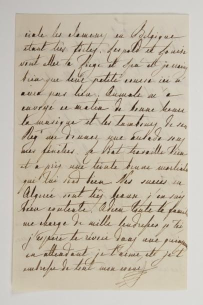 MARIE-AMÉLIE. L.A.S. (paraphe), Neuilly 10 juillet 1842, à son fils Louis d’Orléans duc de Nemours, à Toul ; 4 pages in-8 à son chiffre couronné, enveloppe avec cachet de cire rouge.
  Nouvelles familiales et politiques. Louis a manqué à la réunion de famille pour sa fête, où elle se croyait 27 ans en arrière en tenant « le gros Gaston » [fils de Nemours] dans ses bras. « Je regrette la course en Savoie mais j’en ai fait le sacrifice dans la crainte aussi qu’il n’arrivât quelque événement ici où j’aurais été désolée de ne pas me trouver. Chartres nous est arrivé ici hier au matin dans l’humeur la plus brillante, et la parole va son train. Il a annoncé que le camp comenceroit le 20 août et que le Roi devra se rendre à Ste Ménehould le 8 7bre. Il a eu hier au soir un bouquet de son goût, le Pouce, le Prophète, la belle Sophie et enfin une colonie Napolitaine pour l’amuser. Les nouvelles qu’on a jusqu’à présent des bureaux des élections sont so so il me semble que nous ne gagnons pas, et le bouquet pour ma fête ne sera pas trop beau, mais Dieu nous aidera. Mr Van Praet est arrivé ici envoyé par le Léopish pour tacher de conclure la convention commerciale les clameurs en Belgique étant très fortes. Léopold et Louise vont aller à Liège et Spa et je crains bien que leur petite course ici n’aura pas lieu ; Aumale m’a envoyé ce matin de bonne heure la musique et les tambours de son Régt me donner une aubade sous mes fenêtres. Le Piat [Montpensier] travaille bien et a pris une teinte brune martiale qui lui sied bien. Nos succès en Algérie sont très beaux »…
  On joint une L.A. de Françoise-Caroline de Bragance, princesse de JOINVILLE (1824-1898), Neuilly 23 juillet 1847, à son mari le prince de Joinville (4 p. in-4 à son chiffre couronné). Elle souffre de ne pas avoir de ses nouvelles et de son absence « jusqu’à la fin d’août commencement de septembre loin de ta vieille qui soupire après toi quelle aime tant et tant »… Les enfants « ne font que parler de ton retour à E
