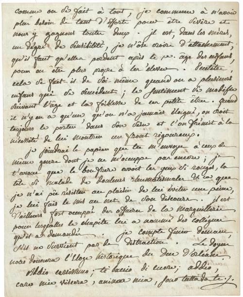 Manon Phlipon, Madame ROLAND (1754-1793) l’égérie des Girondins, elle fut guillotinée. L.A., Lundi matin [14 août 1786], à son mari ; 4 pages in-4.
  Belle lettre intime... Elle lui écrit par tous les courriers... « Lyon est donc enfin tranquille ? je le serai davantage aussi. Tu sauras pour nouvelles qu’il n’a pas plu au Clos depuis trois mois, que la citerne est presqu’à sec, qu’on n’a de l’eau que pour boire, encore faut-il la ménager beaucoup ; [...] il n’y a que la vigne qui ne souffre guère encore de cette extrême sécheresse. [...] si le jardin n’est pas mieux fourni cet automne qu’il n’étoit ce printems, nous ferons comme nous avons déjà fait et nous mangerons des pêches au lieu de fraises, des raisins en place de groseilles ». Elle s’inquiète de la santé de son mari, « très occuppé » et qu’elle sent inquiet. Elle lui parle de leur fille : « Eudora, ange hier, est diable aujourd’huy ; la girouette a tourné, c’est un malheur. Mais comme on se fait à tout, je commence à n’avoir plus besoin de tant d’efforts pour être sévère [...] Il est, dans les mères, un degré de sensibilité, je n’ôse croire d’attachement, qu’il faut qu’elles perdent après le 1er âge des enfans, pour en être plus propre à les élever. Peutêtre cela se fait-il de soi-même quand on a plusieurs enfans qui se succèdent ; le sentiment se modifie suivant l’âge et la foiblesse de ces petits êtres. Quand il n’y en a qu’un, qu’on n’a jamais éloigné, on croit toujours le porter dans son sein et l’on frémit à la nécessité de lui montrer un front rigoureux »... Elle a mis au net le discours du « bon frère [...] Le Doyen nous donnera l’éloge historique du Duc d’Orléans ». La lettre s’achève par des tendresses en italien...