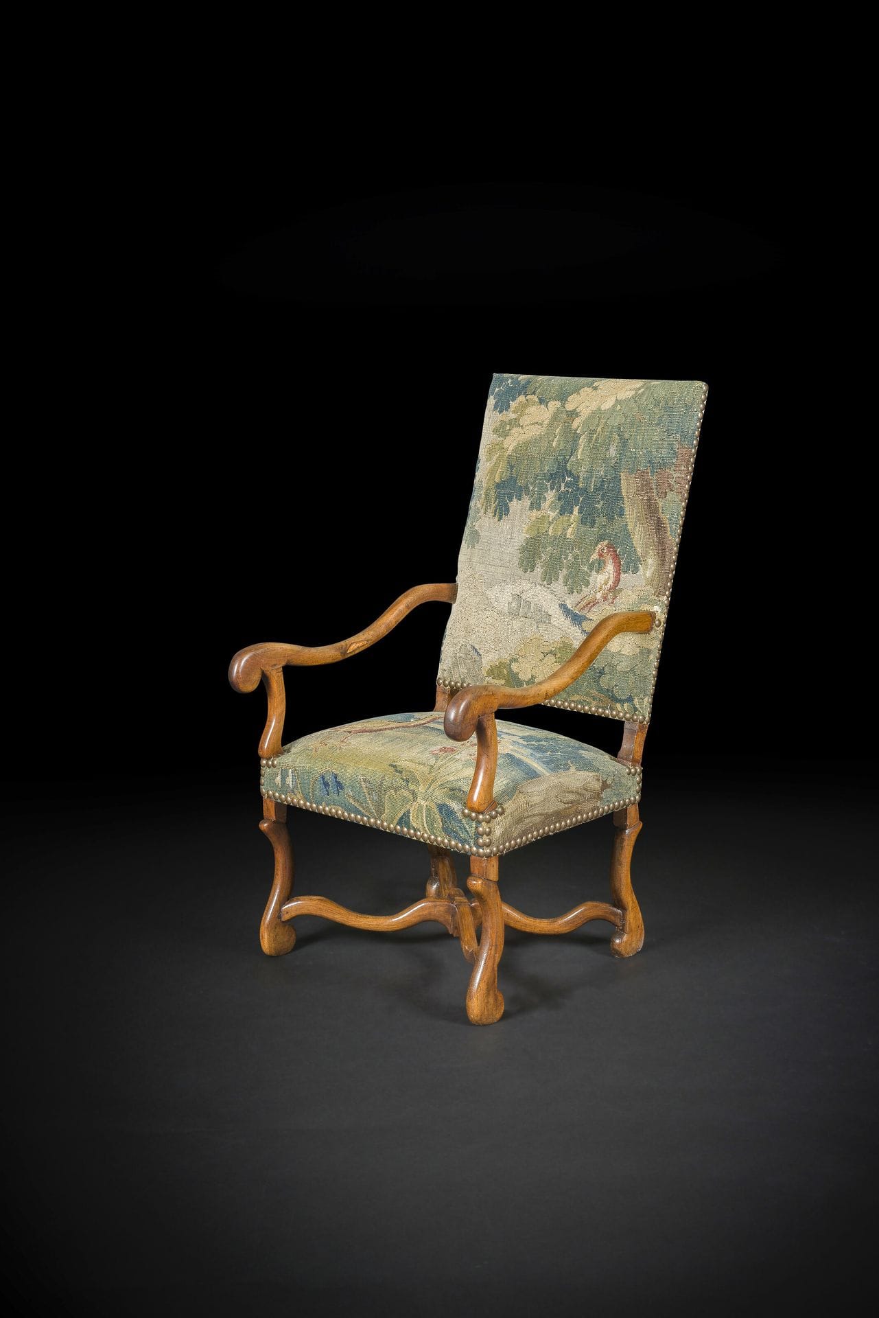 Fauteuil en noyer dit os de mouton, accotoirs et piétement mouvementés ; recouvert de fragments de tapisserie.
Époque Louis XIII (restaurations)
H : 117 cm, L : 63 cm