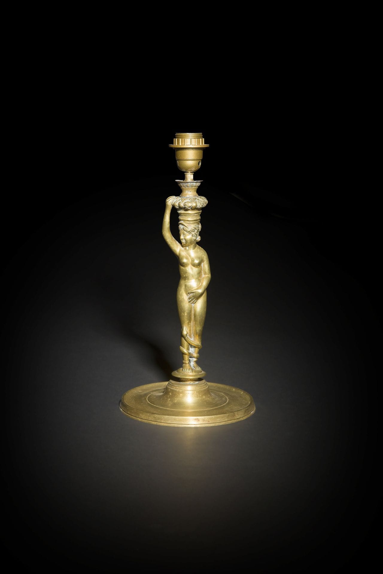 Flambeau en laiton, à décor d’une figure féminine et reposant sur une base circulaire ; (montée à l’électricité).
XIXe siècle
H : 35 cm