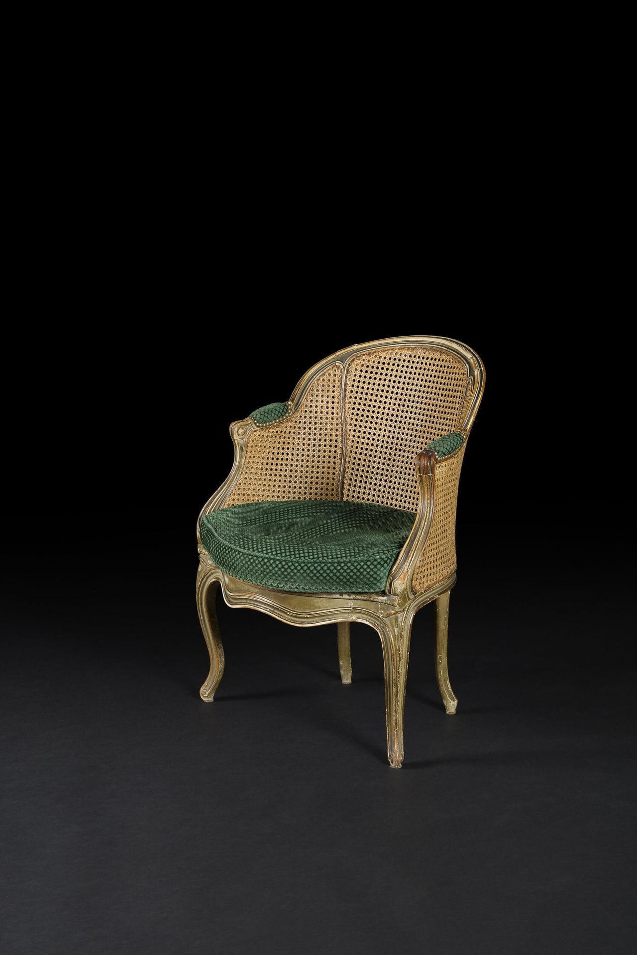 Fauteuil de bureau canné en bois peint, les pieds en losange.
Style Louis XV (restaurations).
H : 83 cm, L : 63 cm