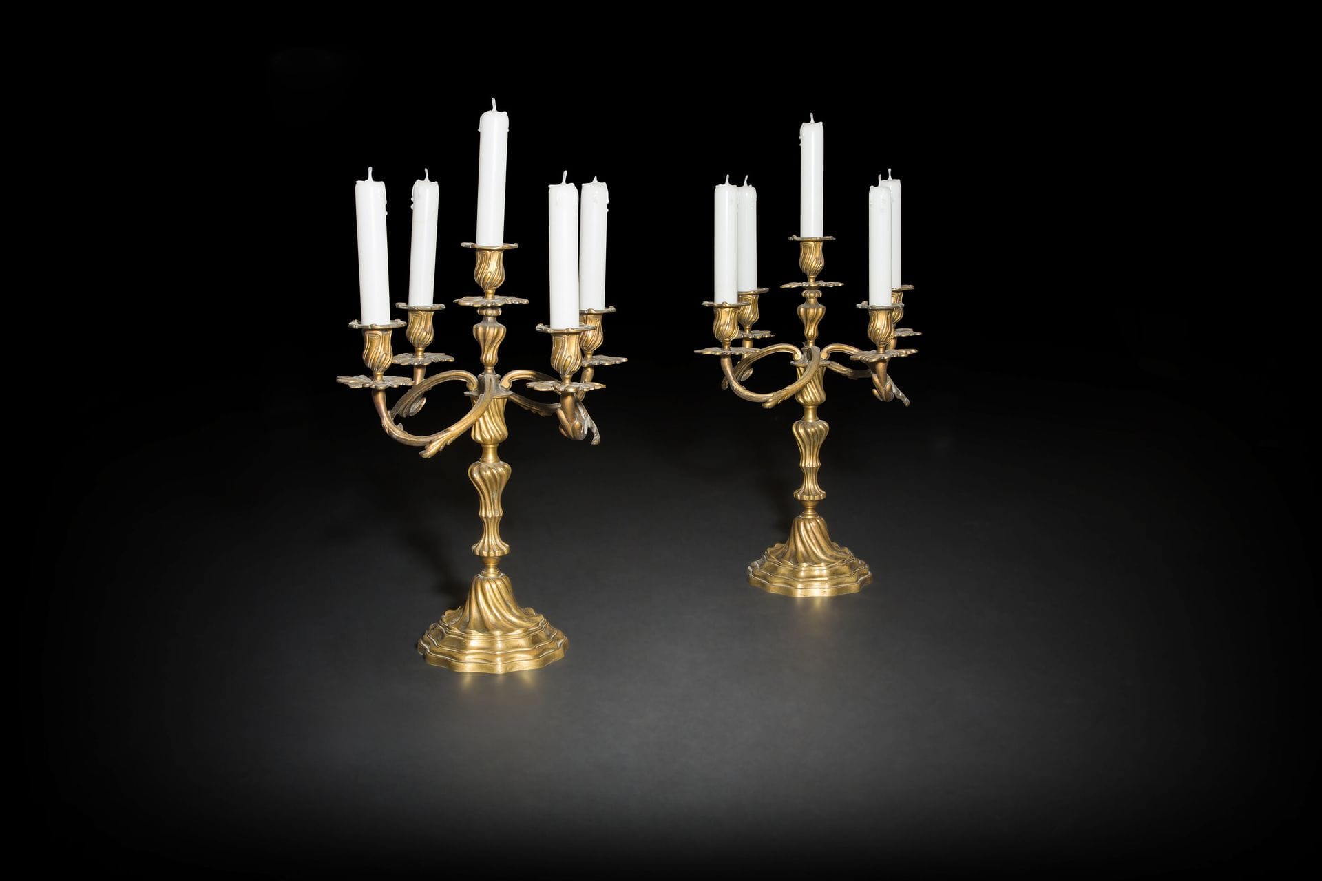 Paire de candélabres en bronze verni à cinq lumières, le fût en balustre et les bras mouvementés.
Style Louis XV (montés à l’électricité)
H : 45 cm