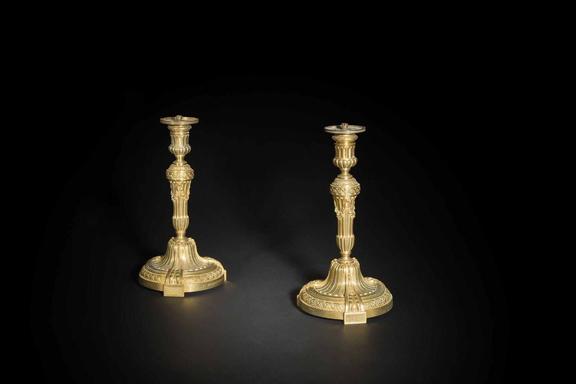 Paire de flambeaux en bronze doré, le fût en balustre à cannelures reposant sur une base feuillagée à frise d’entrelacs et rosaces ; (montés à l’électricité).
Signée de F. Barbedienne (sur la base).
Style Louis XVI.
H : 28 cm