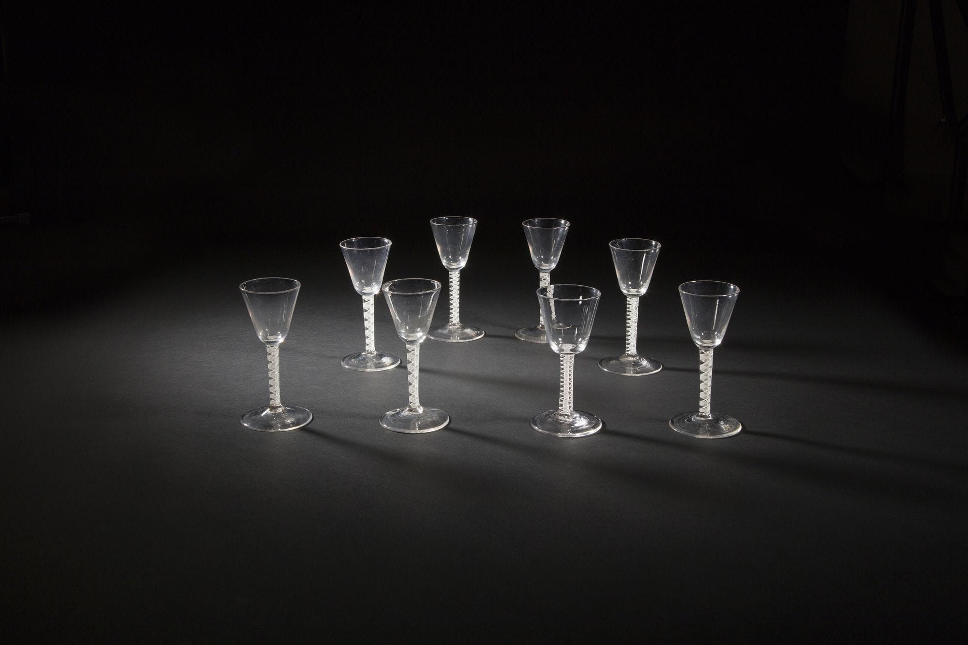 Sept verres dit « twist » à fût en spirales et reposant sur une base circulaire.
Angleterre, XVIIIe siècle.
H : 16 cm
On y joint un septième verre similaire