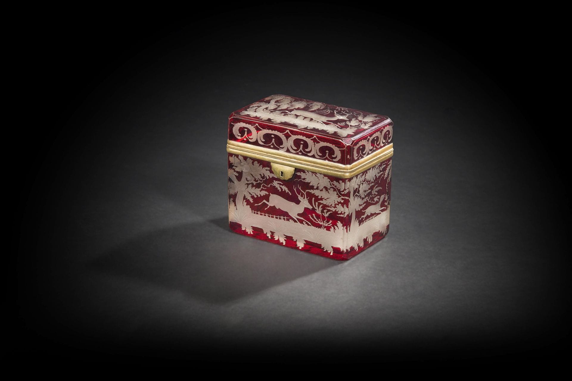 Coffret en verre de Bohême fond rouge à décor d’une scène de chasse.
XIXe siècle (usures)
H : 12 cm, L : 14 cm, P : 9 cm