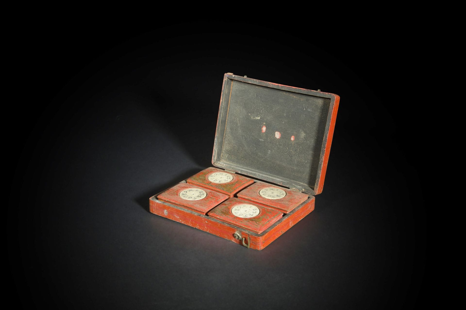 Coffret à quadrille peint en rouge à rehauts d’or à motifs de rinceaux (usures) comprenant quatre boîtes dans un compartimentage ; avec quelques jetons.
Fin du XVIIIe siècle (manques).
H : 4,5 cm, L : 19 cm, P : 14 cm