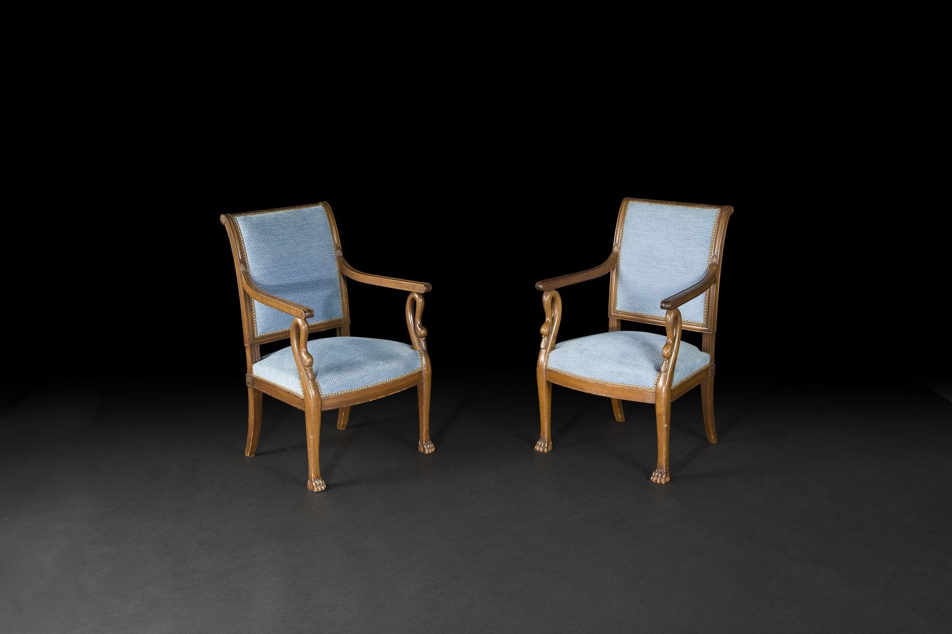 Paire de fauteuils à col de cygne en acajou, reposant sur des pieds en griffe.
XIXe siècle.
H : 88 cm, L : 53 ,5 cm