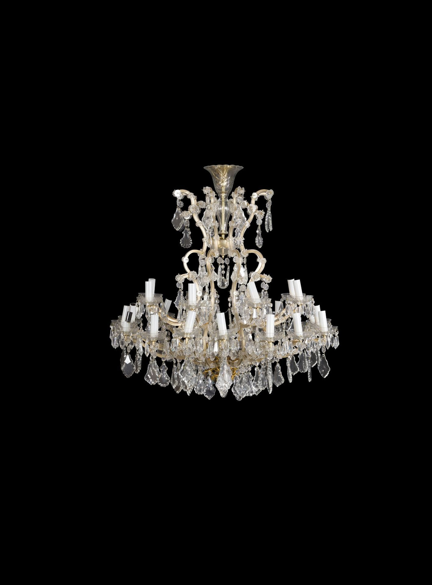 Grand lustre en cristal taillé à vingt-quatre lumières sur deux rangs ; (monté à l’électricité).
Style Louis XV (manques).
H : 90 cm, L : 100 cm