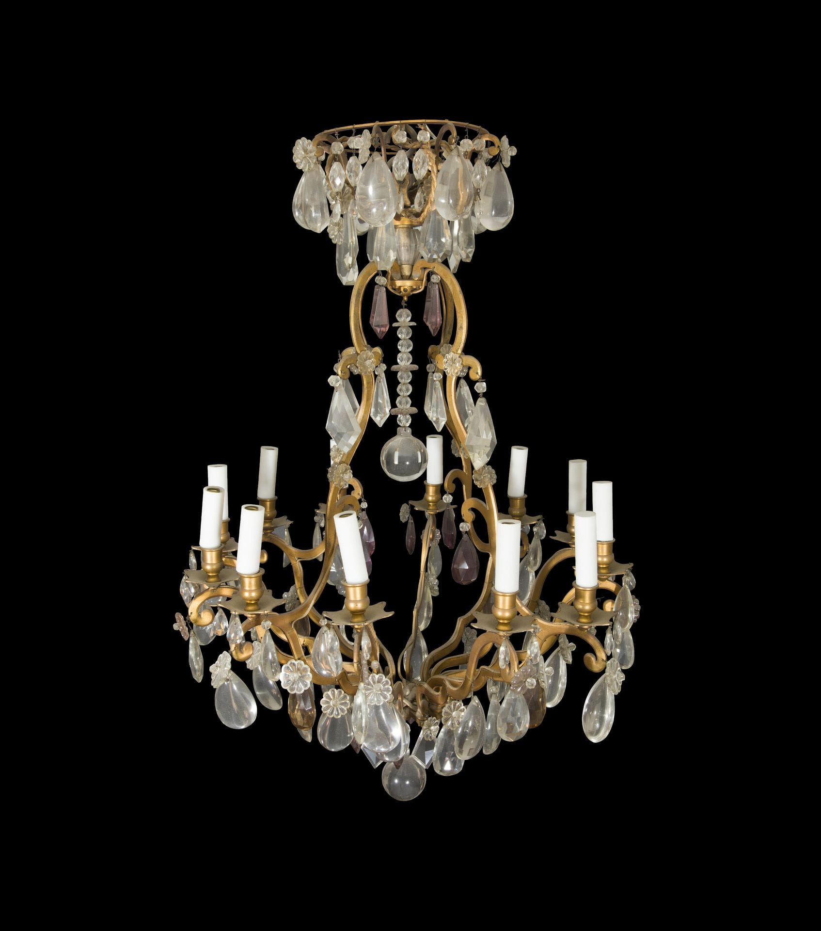 Lustre en bronze doré et verre taillé, à douze lumières et décor de pendeloques.
Style Louis XV.
H : 85 cm