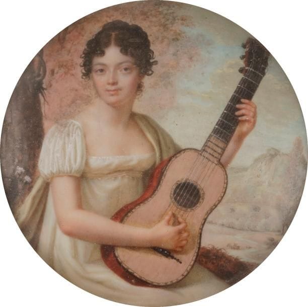 École française époque Empire
Portrait d’une jeune femme brune jouant de la guitare, assise sous un arbre dans un paysage, une colline au loin.
Miniature du début du XIXe siècle, époque Empire
Diam. à vue 7,7 cm
Cadre en bois doré, rect. 18 x 19,3 cm