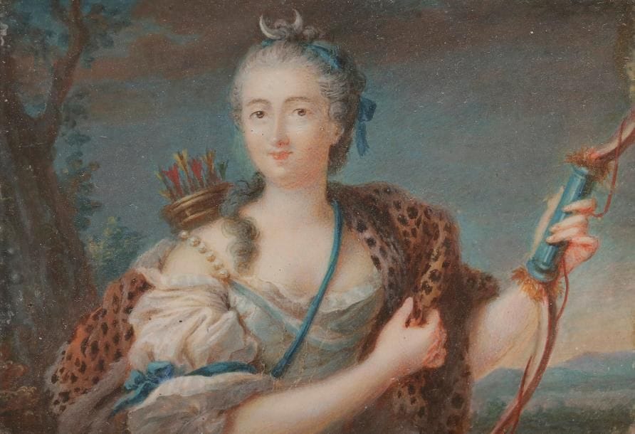 Femme en Diane chasseresse, les deux mains visibles, tenant son arc et son manteau en peau de panthère, dans un paysage, vers 1740
Miniature sur vélin du XVIIIe siècle, époque Louis XV, rect. à vue 4,9 x 5,3 cm
Dans un cadre en métal doré à bélière, rect. 5,9 x 8,2 cm
(lacunes minimes sur la robe et en bordure du cadre).
Il pourrait s’agir de la favorite du roi Louis XV, Pauline Félicité de Mailly-Nesle, comtesse de Vintimille (1712-1741)