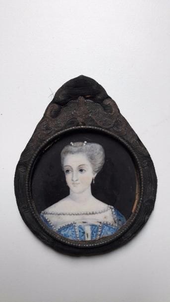 Très rare cadre à portrait miniature en tissus brodé de fils d’argent, fin XVIIe-début XVIIIe siècle, à visière ronde diam. 4,8 cm, revers en soie bleue (contenant un portrait de femme en robe bleue bordée de perles de la fin du XIXe siècle dans le goût du XVIIIe siècle, ovale 5,8 x 4,8 cm). Usures et petits accidents.
On y joint
- un portrait de femme en robe bleue foulard vert et rose au corsage, miniature de la fin du XVIIIe siècle (mouillures), diam. à vue 5,5 cm, cadre en bois doré diam. 8,5 cm (fentes et petits accidents, sans verre).
- une scène d’auberge, miniature du XIXe siècle diam. 7 cm, cerclée de laiton doré diam. 8 cm