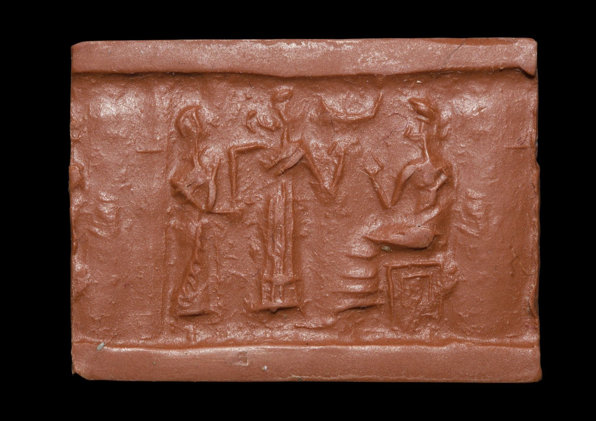 Deuxième dynastie d’Ur (2070-1960 av. J.-C.)
Cylindre de stéatite noire. 23 x 10 mm
Gravure : scène de présentation : une divinité tutélaire présente un fidèle à une divinité assise coiffée d’une calotte plate. Dans le champ, croissant de SIN.
Provenance : 
Vente Laurin - Guilloux - Buffetaud des 17 et 18 décembre 1973, Paris, Drouot, n°402, 580 FF