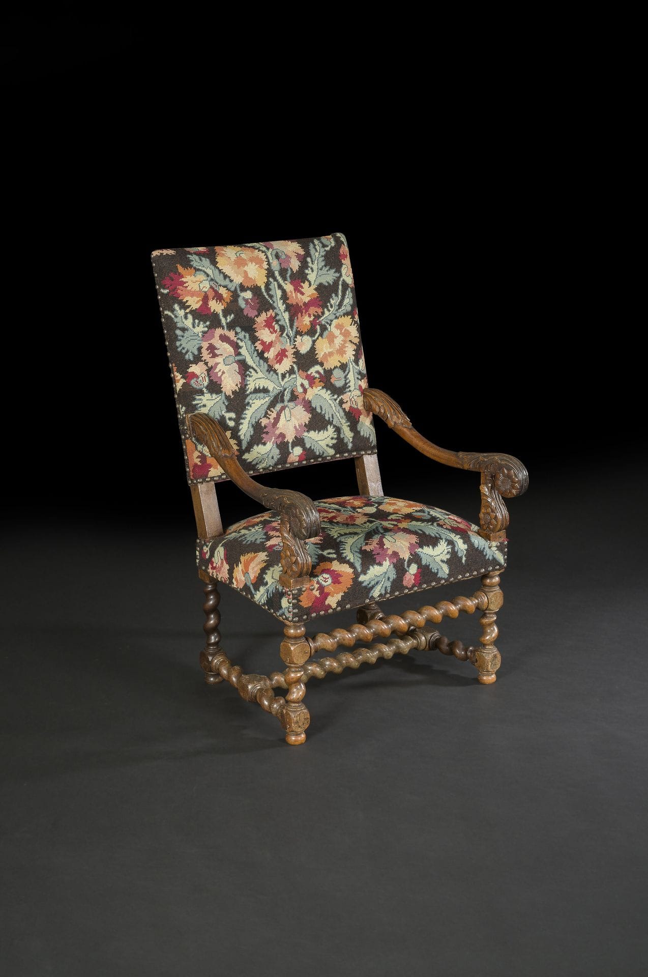 Fauteuil en noyer à haut dossier plat, les accotoirs en crosses feuillagées, reposant sur un piétement en bois tourné.
Époque Louis XIV (restaurations)
H : 107 cm, L : 67 cm