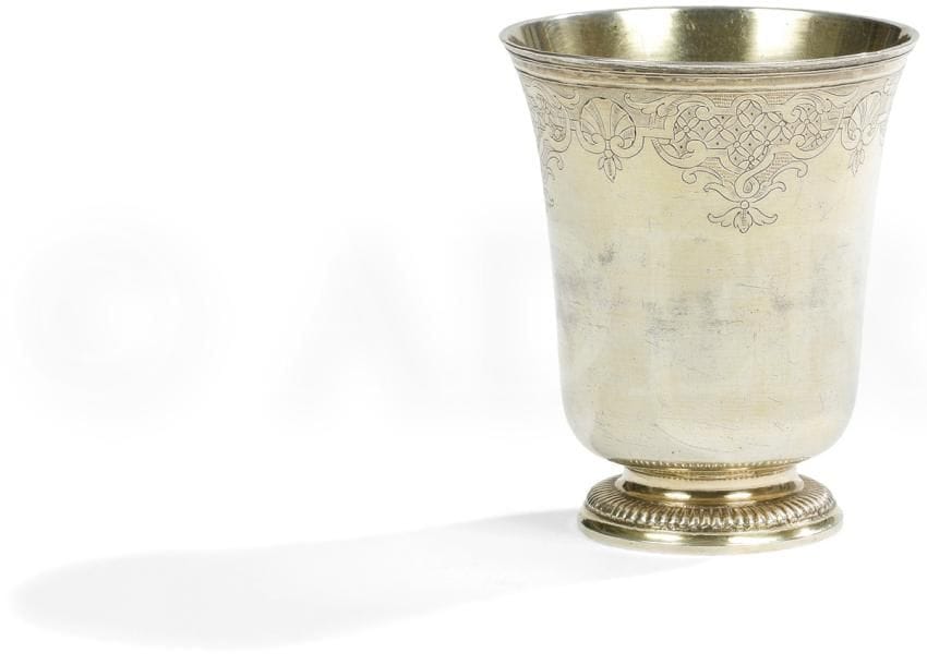 Timbale sur piédouche de forme tulipe en vermeil. Légère usure du vermeil.
STRASBOURG 1725 - 1731
Johann Jacob EHRLEN reçu en 1700
Poids : 156,65 g - hauteur : 9,9 cm