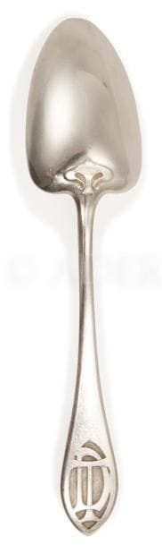 Ménagère en argent d’époque Art Nouveau à tige droite et attaches aux spatules à motif floral.
Les manches ou tiges sont gravés du chiffre DT en creux dans une typographie de l’époque.
Elle est composée de :
- 17 fourchettes de table
- 18 cuillers de table
- 17 fourchettes à entremets
- 17 cuillers à entremets
- 12 couteaux de table lame en métal
- 12 couteaux à fromage
- 1 couvert à salade
Soit un total de 95 pièces
Poinçon minerve
Orfèvre : Alphonse DEBAIN 1883 - 1911
Poids net : 4916 g - poids brut : 6693 g