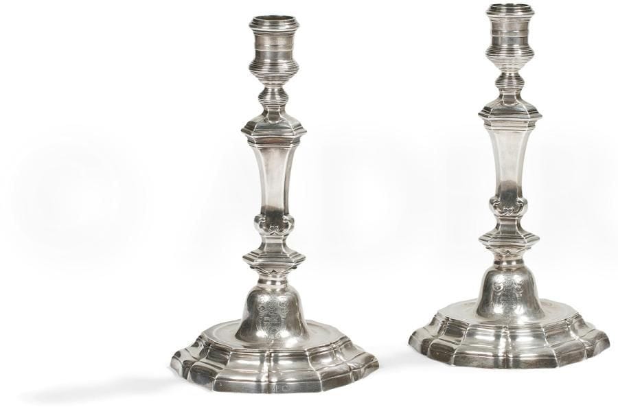 Paire de flambeaux en argent gravée d’armoiries, le pied à douze pans à doucine, l’ombilic gravé d’armoiries d’alliance, le fût hexagonal et enroulements, le binet à rangs de filets.
Poinçonnée sous la base et le binet à l’extérieur du poinçon de maison commune : H.
SAINT-OMER XVIIIe siècle
Maître orfèvre : Libert Marie LEFEBVRE et son petit poinçon
Poids : 1620 g - hauteur : 25 cm