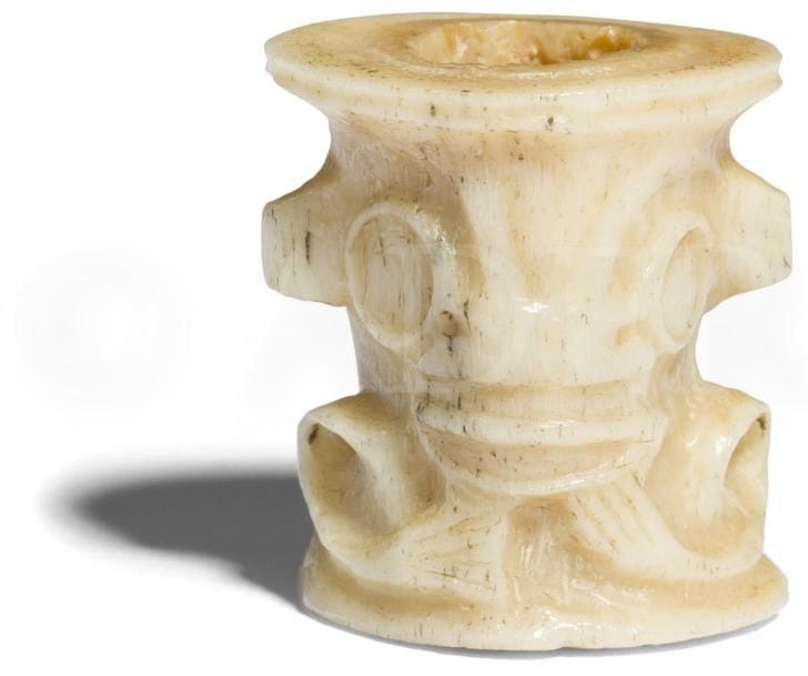Un petit Tiki en os Ivi poo, « curios » dans le style de l’art des Îles Marquises. 
Îles Marquises
Os
H. : 2,8 cm
Provenance : Collection d’un chasseur-cueilleur magdalénien ou La collection d’un chineur du Lot