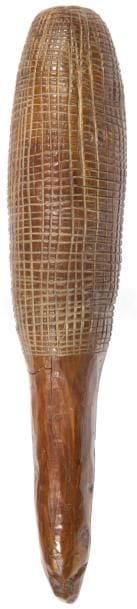 Un ancien battoir à tapa au corps quadrillé.
Kanak, Nouvelle-Calédonie
Bois dur, belle patine d’usage.
H. : 28 cm
Provenance : Collection d’un chasseur-cueilleur magdalénien ou La collection d’un chineur du Lot