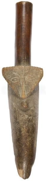 Un rare battoir, ou frottoir, orné d’un visage stylisé et gravé au contour cranté, et rappelant certains pilons à nallot des Vanuatu.
Vanuatu du Nord ou Îles Banks
Bois, belle patine d’usage, petits accidents et fentes d’anciennetés. 
L. : 43 cm
Provenance : Collection d’un chasseur-cueilleur magdalénien ou La collection d’un chineur du Lot