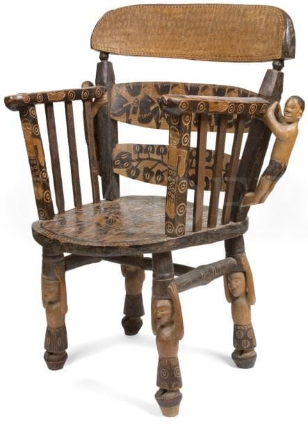 Deux fauteuils à décors sculptés de personnages en atlante constituant les pieds, et ornant les dossiers, et de décors gravés de personnages, d’animaux, poissons et végétaux, probables sièges pour dignitaire, ou sculptés à destination des cercles coloniaux, sur un modèle de sièges occidentaux, « objets de rencontre ». 

Bembe, République du Congo

Bois, belle patine brune et blonde d’usage, en l’état.

H. : 100 L. : 75 et H. : 98 L. : 63 

Provenance : Ancienne collection du Professeur Alain Weill