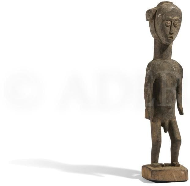 Un couple de statuettes mâle et femelle en bois dur, de facture assez rustique, l’homme porte une coiffure trilobée.
Gabon ou sud Cameroun
Bois, fentes d’anciennetés.
H. : 47 cm et H. : 55,5 cm
Provenance : Ancienne collection Pierre Fauré
