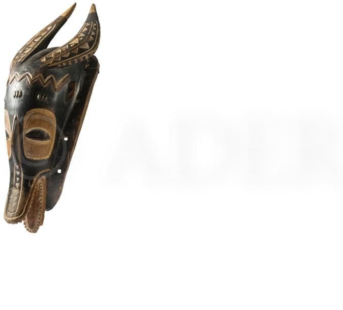 Un ancien et élégant masque zamblé, scarifié, les yeux mi-clos et ornementé de beaux décors géométriques .
Gouro, Côte d’Ivoire
Bois, traces de pigments, belle patine d’usage, petits accidents et usures.
H. : 41 cm
Provenance : Collection de Madame Godard-Lacroix, Paris