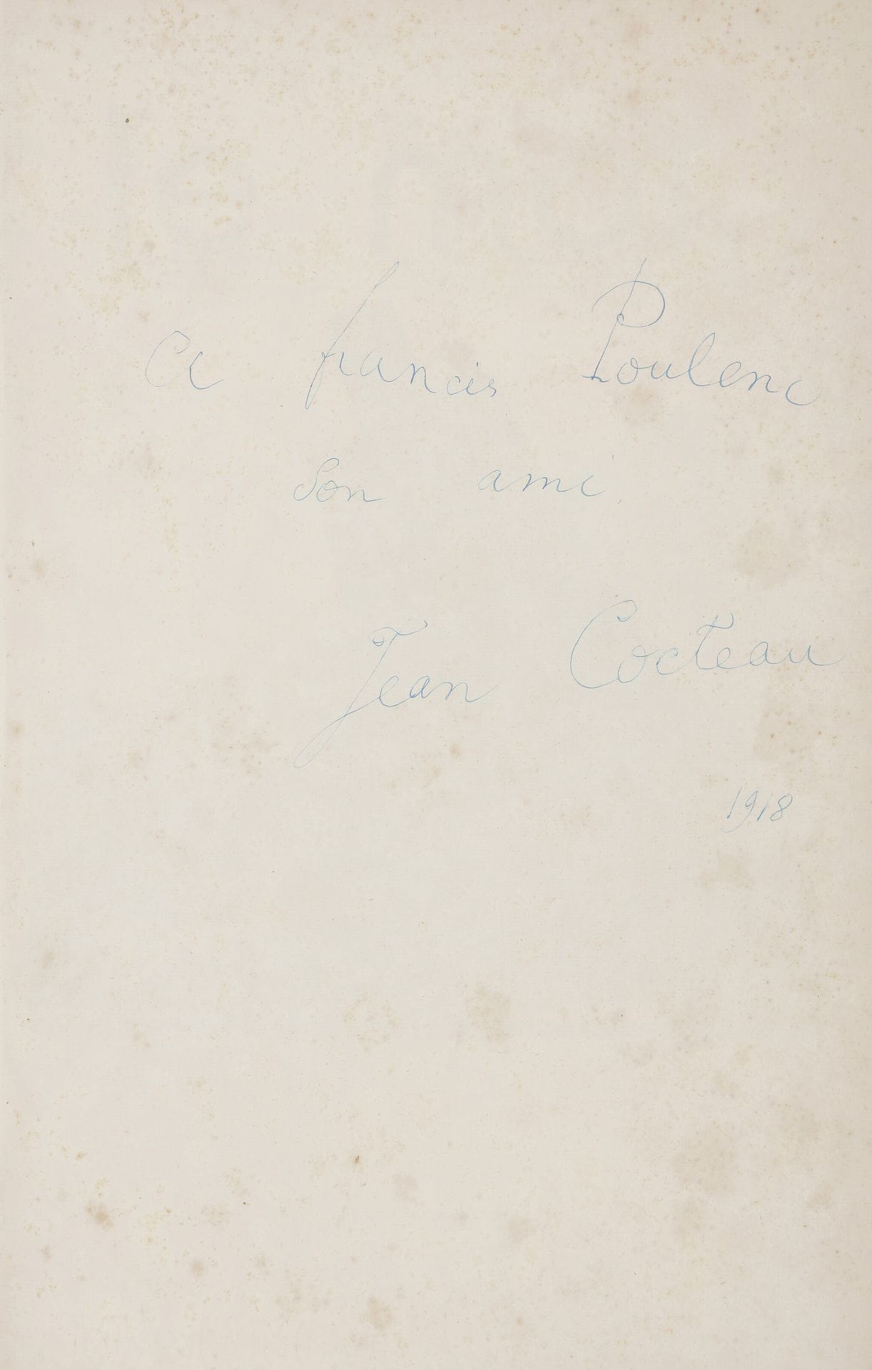 [Jean COCTEAU. Paul IRIBE]. Le Mot (Paul Iribe éditeur, 1914-1915) ; un volume in-fol., cartonnage d’époque papier marbré (qqs lég. rouss.).
Collection complète des 20 numéros de la revue satirique Le Mot créée par Paul Iribe et Jean Cocteau, parus du 20 novembre 1914 au 1er juillet 1915, avec des couvertures dessinées par Paul Iribe et imprimées en deux tons, et illustrée de nombreux dessins (certains en double page) de Jim (Jean Cocteau), Raoul Dufy, Léon Bakst, Albert Gleizes, André Lhote, Sem, Paul Iribe… Les textes sont pour la plupart dus à Jean Cocteau.
Envoi autographe en page de garde à l’encre bleue : « A Francis Poulenc son ami Jean Cocteau 1918 ».
Avec le tract annonçant l’interdiction du n° 15 par la censure