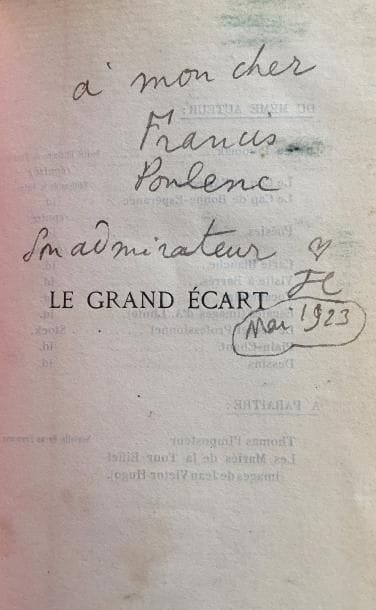 Jean COCTEAU. Le Grand Écart, roman (Librairie Stock, deuxième édition, 1923) ; in-12, cartonnage, couverture et dos conservés (lég. rouss.).
Mention de deuxième édition, avec le feuillet d’errata.
Envoi autographe sur le faux-titre : « à mon cher Francis Poulenc son admirateur [cœur] JC Mai 1923 ».