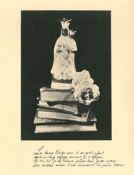 Louise de VILMORIN. L’écho des Fantaisies. Photographies de Victor Grandpierre (S.l.n.d. [1946]) ; 2 volumes in-4, en feuilles, sous 2 emboîtages de papier marbré rouge de l’éditeur (usagés).
Édition originale tirée à 260 exemplaires sur bristol ; un des 250 numérotés de 1 à 250 (n° 200).
Recueil de 60 poésies de Louise de Vilmorin reproduites en fac-similé du manuscrit, en marge de 60 photographies en noir et blanc du décorateur et antiquaire Victor Grandpierre, tirées sur bristol ivoire à tranches dorées.
Envois autographes de l’auteur sur les 2 feuillets de justification collés dans les emboîtages : « à mon Francis que j’aime et que j’admire de tout mon cœur. Son amie Louise [et le monogramme] », « à mon Francis grâce à qui je suis poëte sa Louise [et monogramme] ».
Traces d’adhésif et de collages au dos de certaines photos.