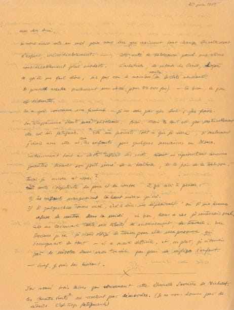 Hans BELLMER. L.A.S. « H.B. », [Castres] 20 juin 1945, à Joe Bousquet ; 2 pages in-4 sur papier orange, enveloppe.
Tout change éternellement d’aspect, irrémédiablement : « Cette vente de tableaux prend une allure considérablement plus modeste. L’acheteur, de retour de Paris, d’après ce qu’il me fait dire, n’a pas eu le nombre voulu de billets nouveaux. Il pourra acheter seulement une chose (pour 50 000 frs). – Eh bien, la joie est réduite »… Et il ne sait que faire de sa femme, qui réclame des vacances en Alsace avec les enfants : « Son télégramme était une insolence », et ses promesses témoignent seulement de « son goût inné de la traîtrise, de la joie de la trahison »… Il donne des nouvelles de leurs relations littéraires et artistiques : André Breton, Gaston Puel, jeune poète d’Albi, Loïze Paulin, Tristan Tzara, et du projet d’une édition illustrée de La Sorcière de Michelet : « Les “Quatre Vents” veulent maintenant que je fasse des gravures originales à la pointe sèche sur cuivre pour La Sorcière en m’offrant le même honoraire (40 000 frcs) et en avouant candidement que cela leur ferait une économie de 100 000 frcs environ (les frais de reproduction en héliogravure) »… Cependant La Fiancée du vent l’a accompagné pendant son voyage : « ainsi, avec vous, j’étais moins abandonné. J’ai un faible immédiat pour ce livre qui était peut-être votre première publication. Il a un “goût” auquel je ne résiste pas et j’aimerais obtenir de M. Cazanave un bout de dessin qui devrait s’ajouter à la reliure »…