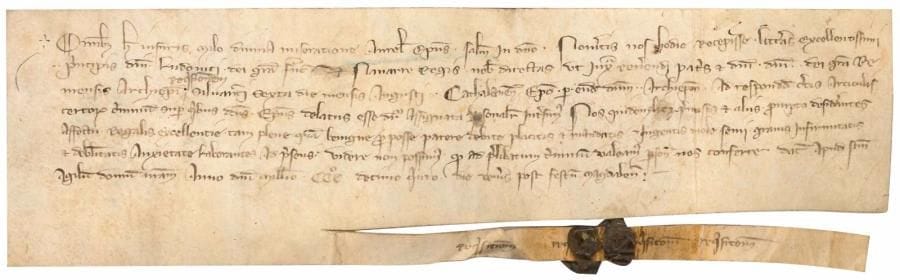 [Louis x dit le Hutin (1289-1316) Roi de France.] Charte de Milon de Chailly, évêque d’Orléans, Saint-Ay [Loiret] vendredi après la Madeleine 1315 ; vélin 6 x 23 cm, fragment de sceau de cire brune aux armes sur queue ; en latin (transcription jointe).
Il a reçu une lettre du Seigneur Louis, par la grâce de Dieu Roi de France et de Navarre, le convoquant à un concile à Senlis à la réquisition de l’archevêque de Reims [Robert de Courtenay] pour juger des crimes de l’évêque de Chalons [Pierre de Latilly, accusé d’avoir empoisonné son prédécesseur et Philippe le Bel]. L’évêque d’Orléans s’excuse de ne pouvoir s’y rendre à cause de ses infirmités...