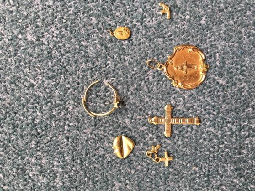 Lot en or 18 K (750 °/°°) comprenant: une médaille et des bris. Poids brut: 6.15g
On joint un lot en métal 

Frais acheteur : 8% HT