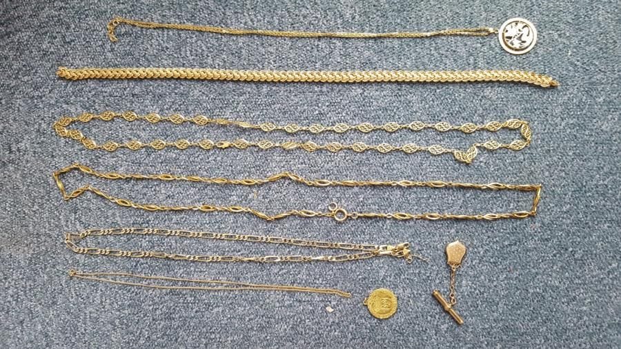 Lot de bijoux en or 18 K (750 °/°°) comprenant:  
Quatre colliers et  deux médailles avec leur chaines.  On joint un médaillon souvenir ouvrant.
Poids brut : 163.74 g

Frais acheteur : 8% HT