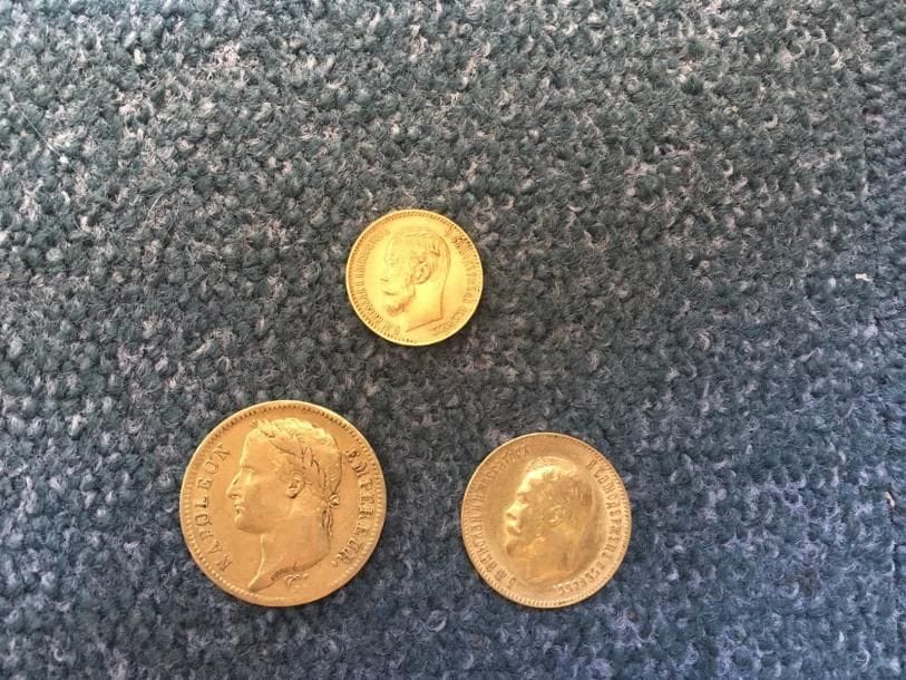 Lot de 3 pièces en or, France et Russie
1 pièce de 40 Francs Type Napoléon, tête nue couronnée - 1811 A
1 pièce de 5 Roubles Type Nicolas II
1 pièce de 10 Roubles Type Nicolas II

Frais acheteur : 8% HT