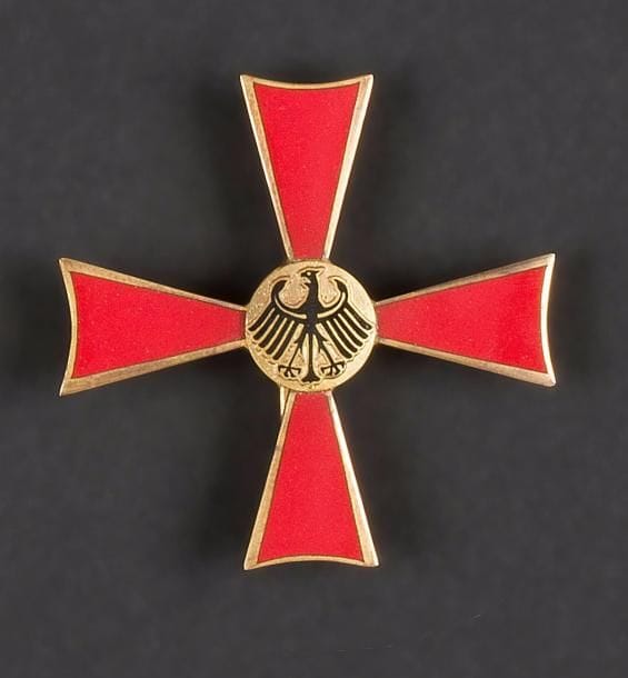 ALLEMAGNE – YOUGOSLAVIE
- Petite plaque du mérite fédéral allemand. Dans son écrin. Métal doré et émail.
- Plaque de l’Ordre de l’Armée populaire yougoslave. Dans son écrin. Métal argenté et émail.
T.T.B. 