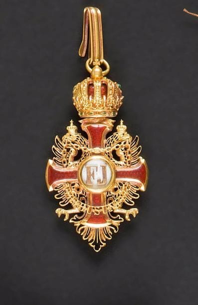AUTRICHE
ORDRE DE FRANÇOIS JOSEPH, créé en 1849.
Insigne de commandeur.
Or et émail (infime éclat) (un centre détaché, à refixer) Anneau poinçonné.
Hauteur : 6,6 cm - Poids brut : 26 g
T.T.B.